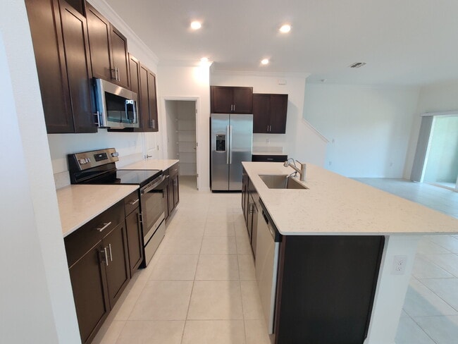 Building Photo - Spacious End-Unit Townhouse in FishHawk Ranch | Top-Rated Schools