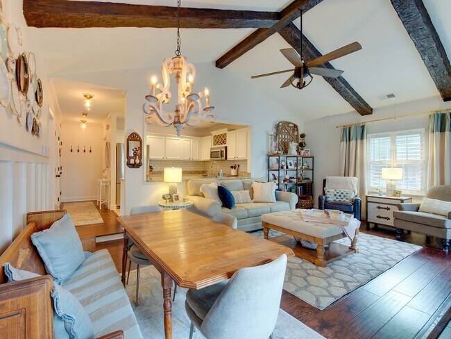 Building Photo - A picture perfect cottage home ready for you with community pool!