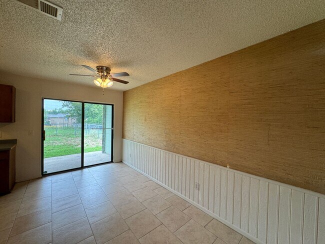 Building Photo - 2515 Bermuda Dr