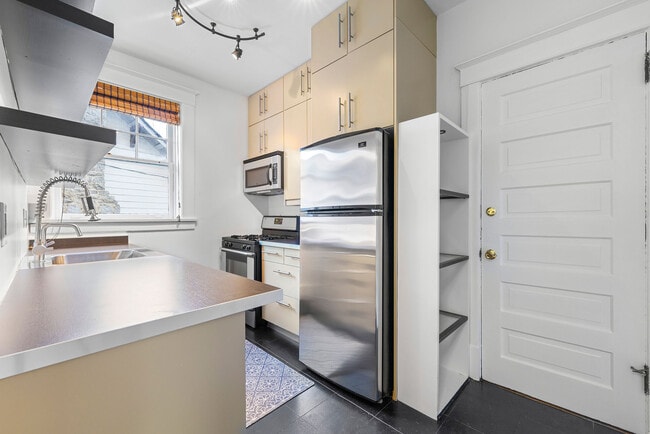 Building Photo - 3 Park Ln NE