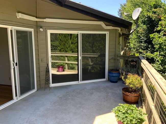 Building Photo - 2 Bedroom Condo on Country Club Road