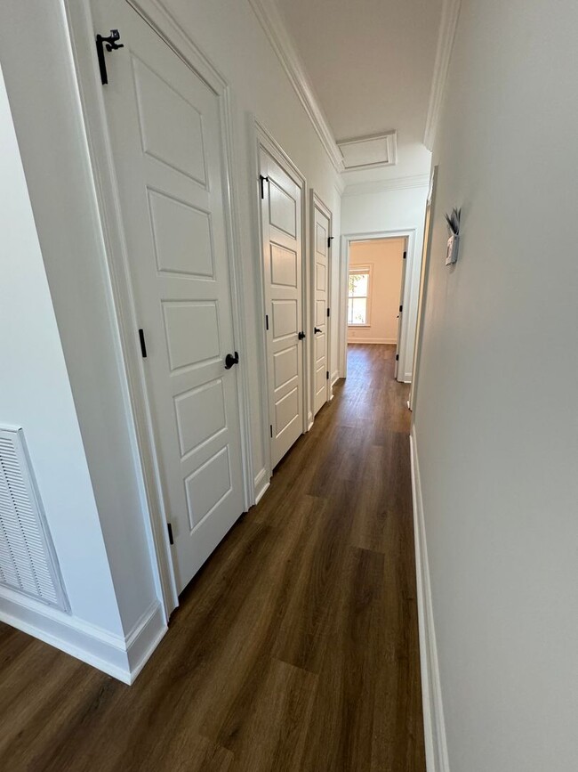 Building Photo - NEW 3/2.5 Gaited Townhouse in Downtown Rom...