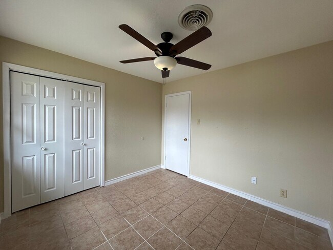 Building Photo - 1006 Laurel Dr