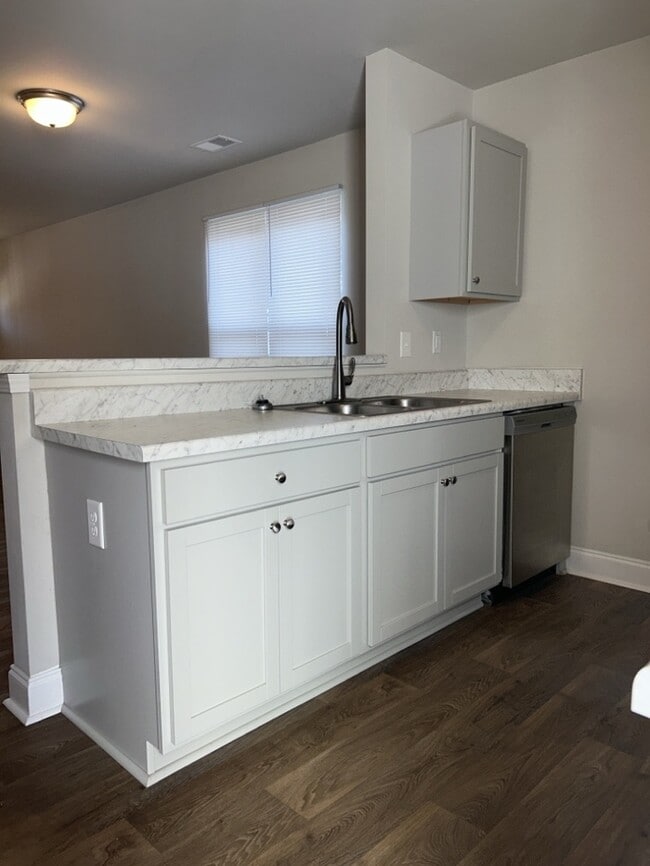 Building Photo - 2 Bedroom/1.5 bathroom