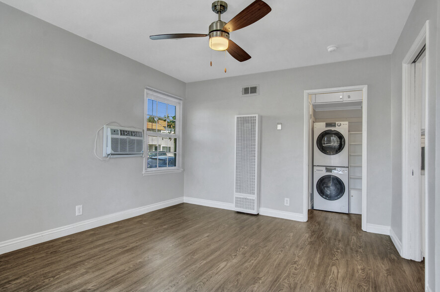Building Photo - 13804 Moorpark St