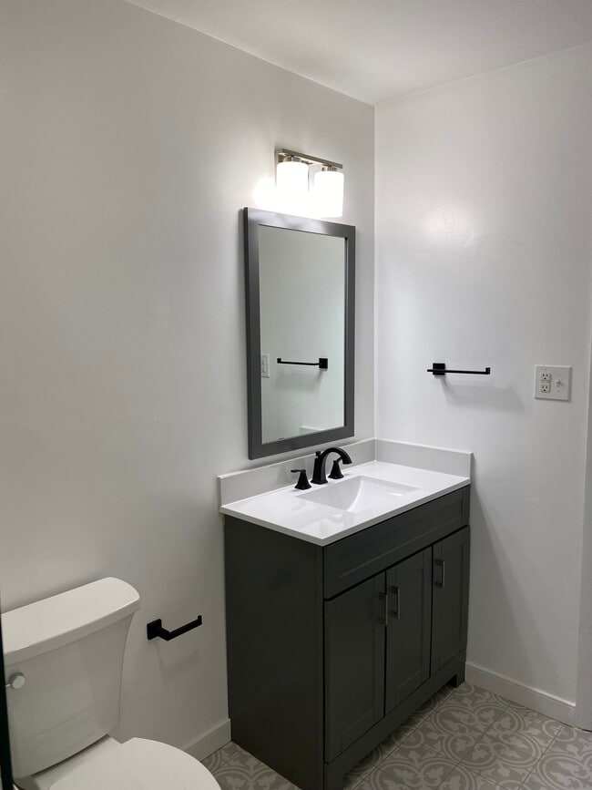 Building Photo - 6 Dogwood Ct