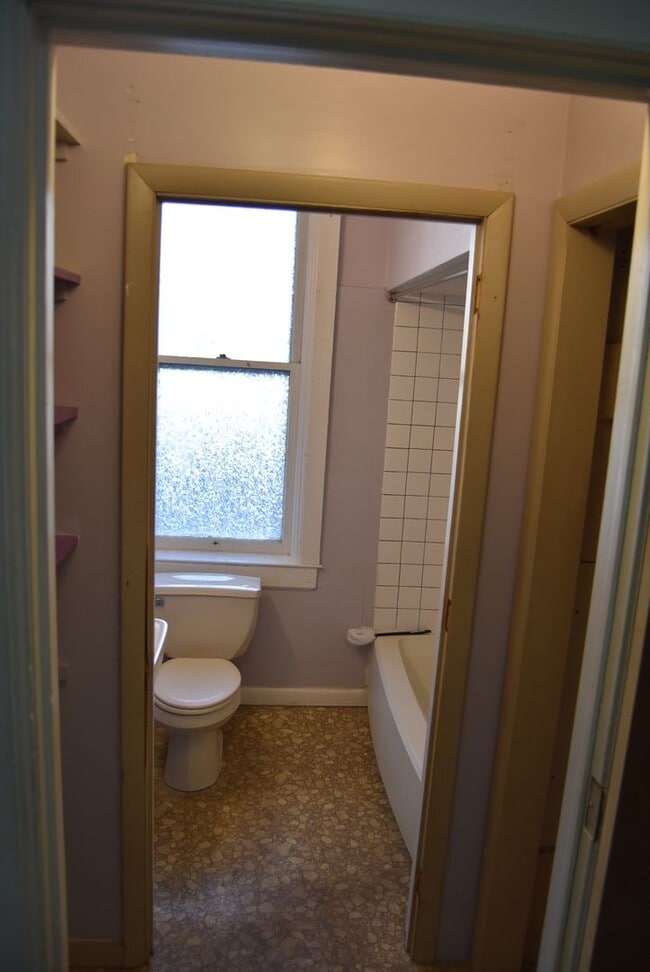 Building Photo - 1st Floor Apartment