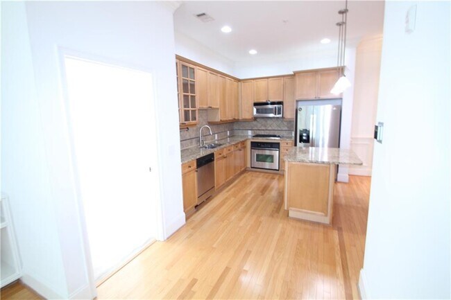 Building Photo - 11 Perimeter Center E