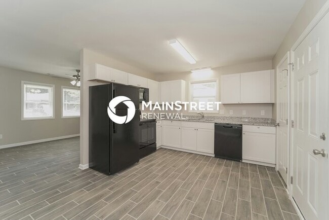 Building Photo - 3 Bedroom Pet-Friendly Home in Charlotte, NC with Main Street Renewal