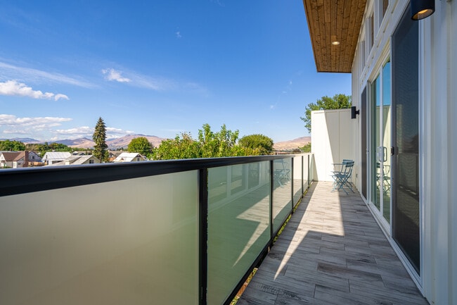 Building Photo - 823 Orondo Ave