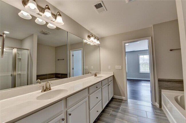 Building Photo - 7245 Heritage Oak Ct