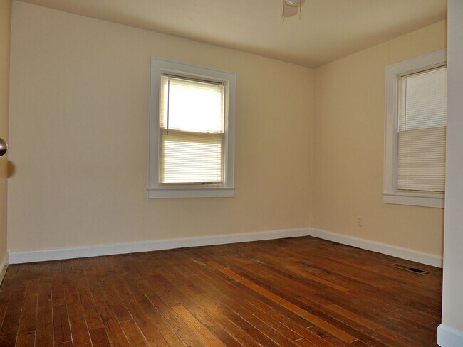 Building Photo - 115 Park Dr