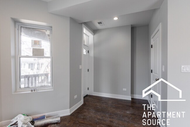 Building Photo - 3135 N Oakley Ave