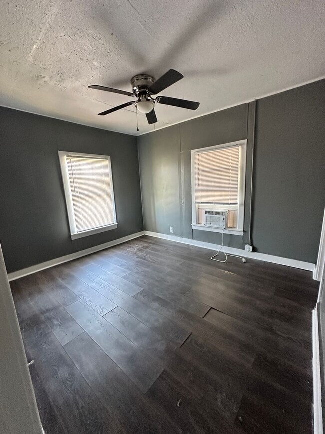 Building Photo - 2 Bedroom one bathroom on Corner Lot