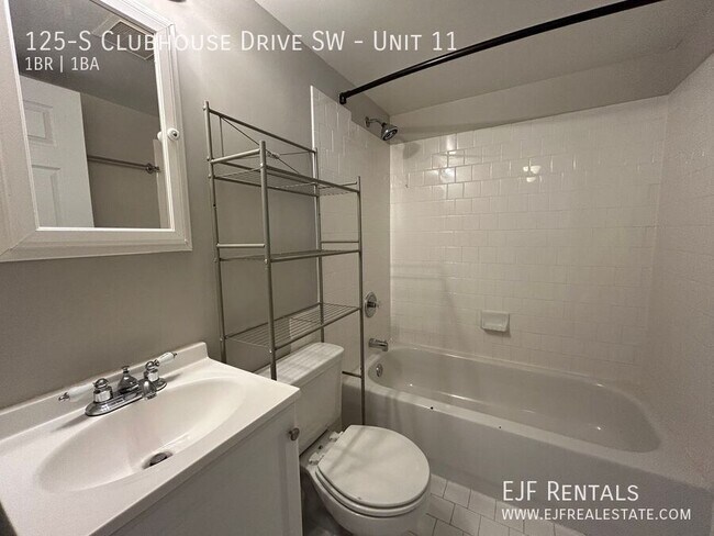 Building Photo - 125 Clubhouse Dr SW