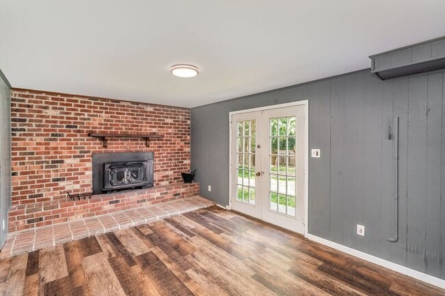 Building Photo - 411 Deerwood Dr