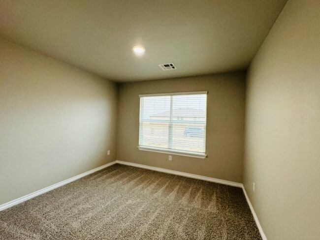 Building Photo - Deer Creek Schools + 4 Bedrooms + Newer Home in The Falling Springs Addition