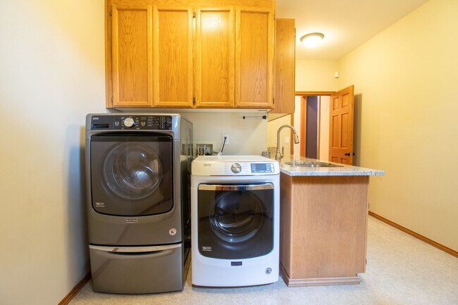 Building Photo - 4bd/2.5ba Redmond Home