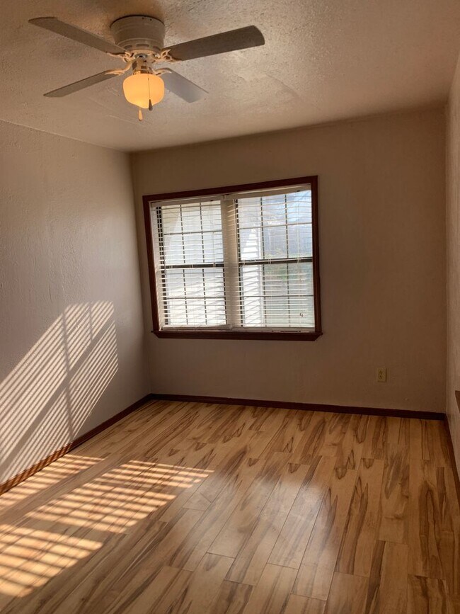 Building Photo - Two Bedroom Home Close to Medical Center