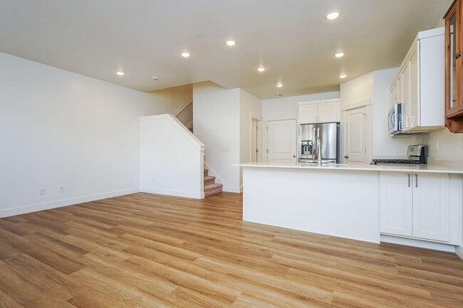 Building Photo - Spacious 3-Bed, 2.5-Bath Pet-Friendly Home with Central Air & 2-Car Garage! - Available NOW!