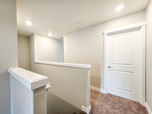 Building Photo - Newly Built Townhome 4bd 2.5ba