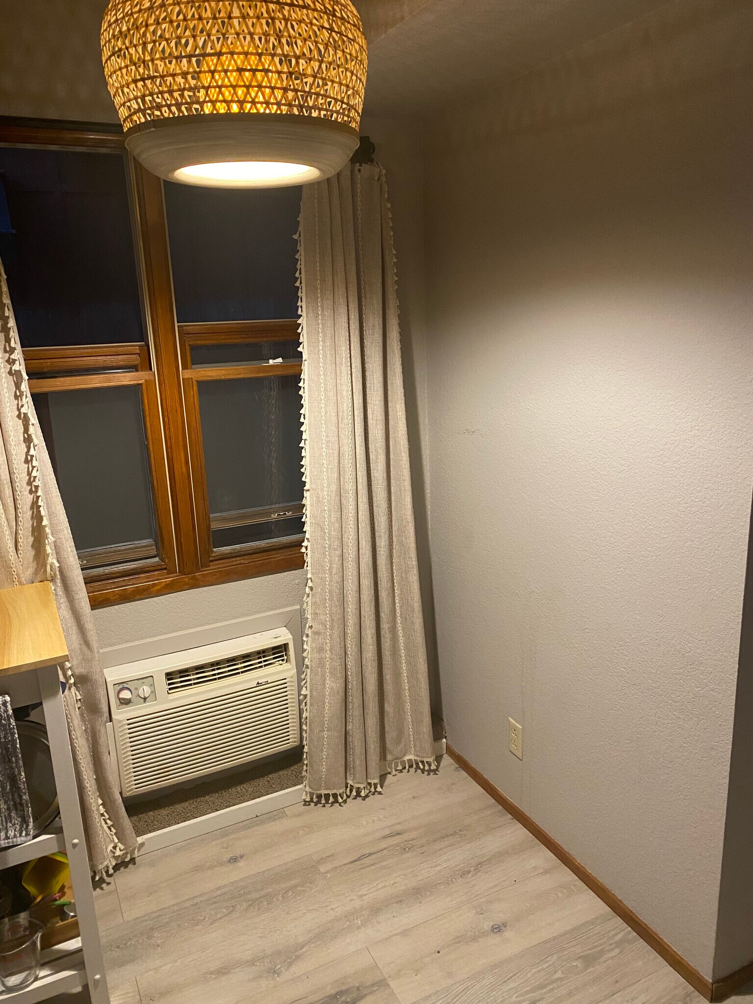 Dining area/desk area - 415 10th St