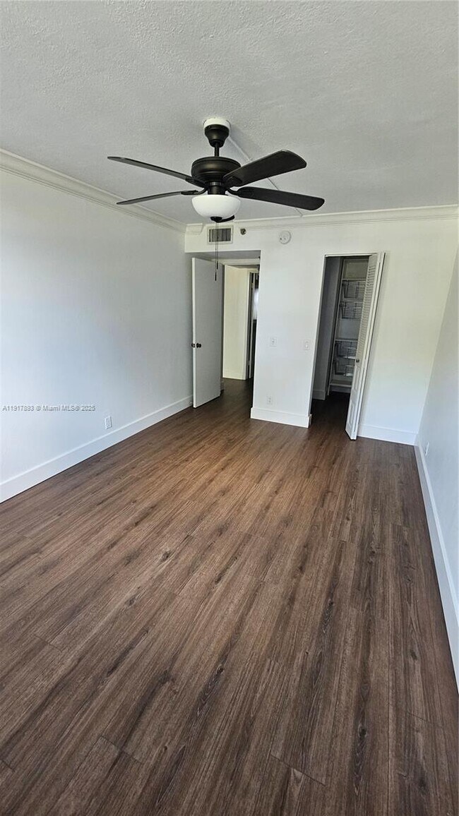 Building Photo - 105 Lake Emerald Dr