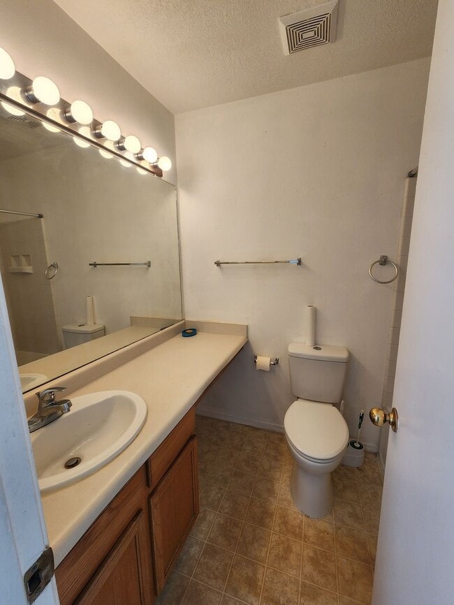 Building Photo - Charming Townhome in Southeast Albuquerque