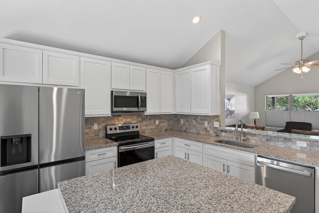 Building Photo - 830 Cypress Ln