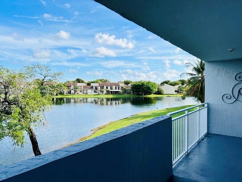 Building Photo - 9359 Fontainebleau Blvd