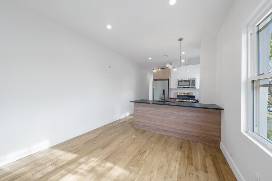 Building Photo - 114 Center St