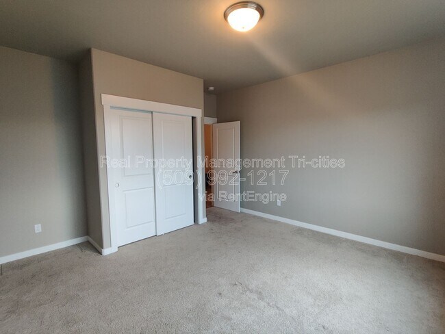 Building Photo - 8817 Grandview Dr