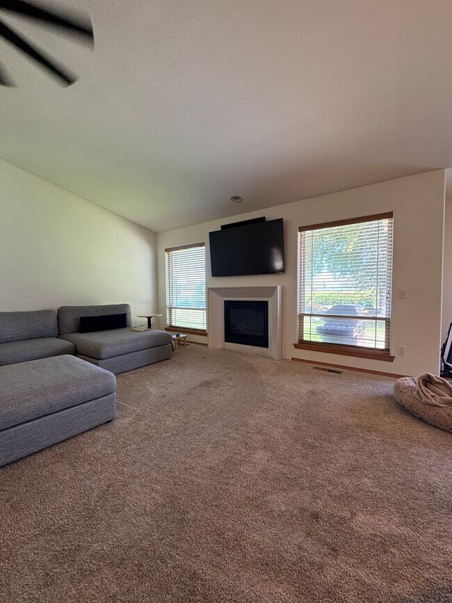 Building Photo - Expansive & Modern 4-Bedroom Home for Rent