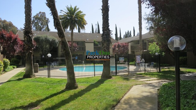 Building Photo - Great 1 bedroom ground floor condo.