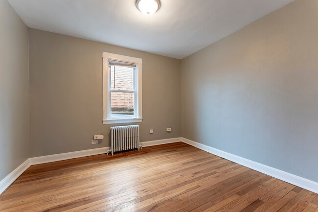 Building Photo - 3908 W Montrose Ave