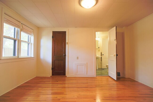 Building Photo - 802 Ussie Ave