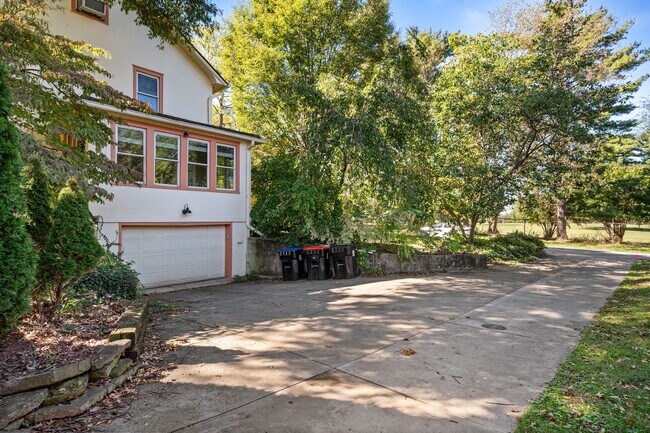 Building Photo - 4 Bed 2.5 Bath Home with a large backyard ...
