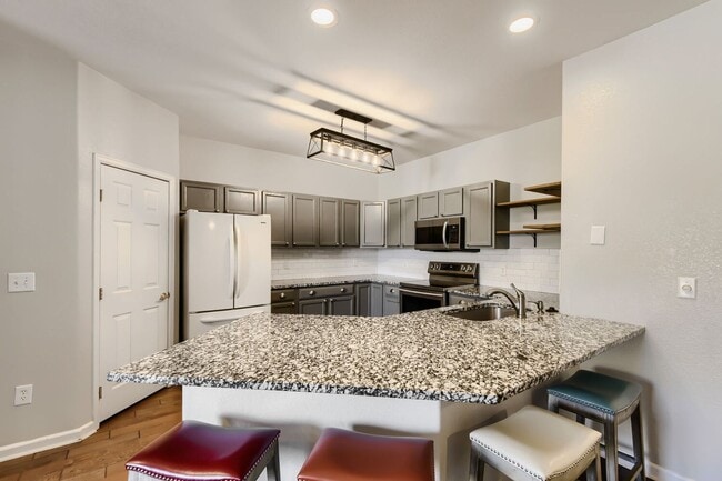 Building Photo - Charming 2 bedroom/ 2-bathroom ground floor- Great location - 1 car garage! Move in now get July ...