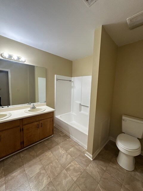 Building Photo - 111 Country Club Dr