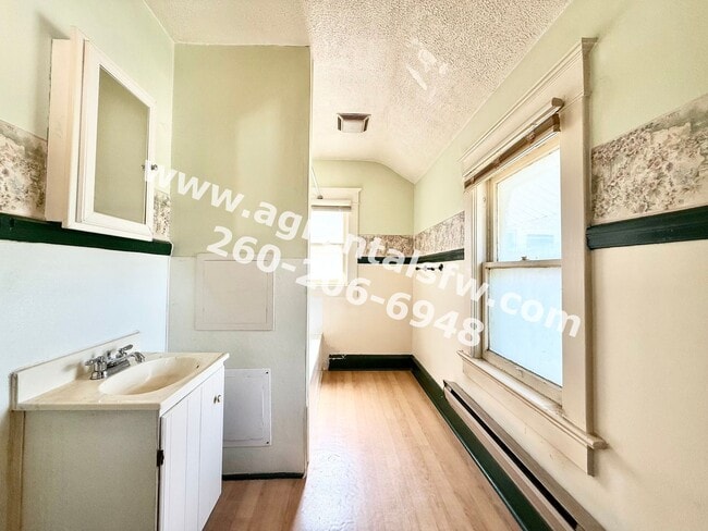 Building Photo - 919 Rivermet Ave