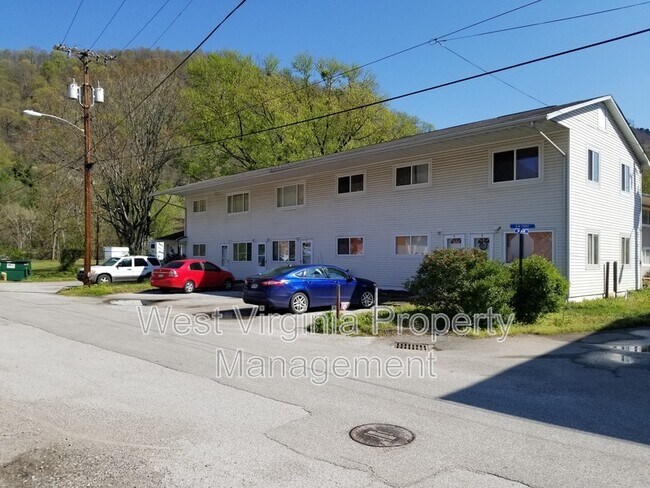 Building Photo - 130 Elm St