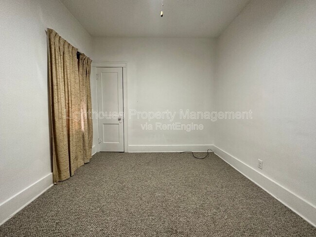 Building Photo - 220 Kendall St N