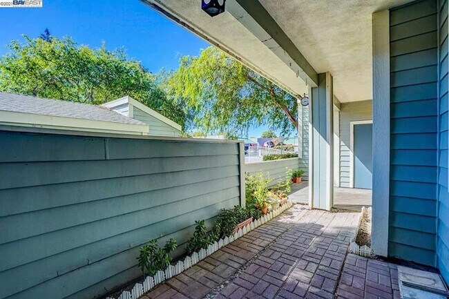 Building Photo - $2990 / 2 BR - GORGEOUS MEADOWBROOK CONDO ...
