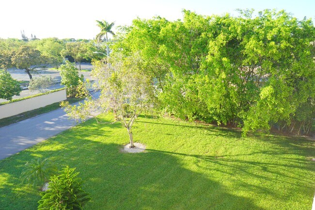 Building Photo - 401 Southampton A