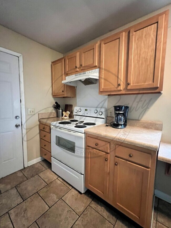 Building Photo - Furnished, Ranch Style Two Bedroom in the ...