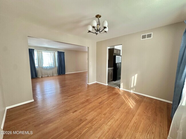 Building Photo - 382 W Park Ave