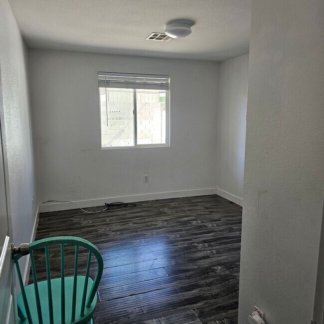 Building Photo - Upgraded 5-Bedroom Home with Open Floor Plan & Large Lot!
