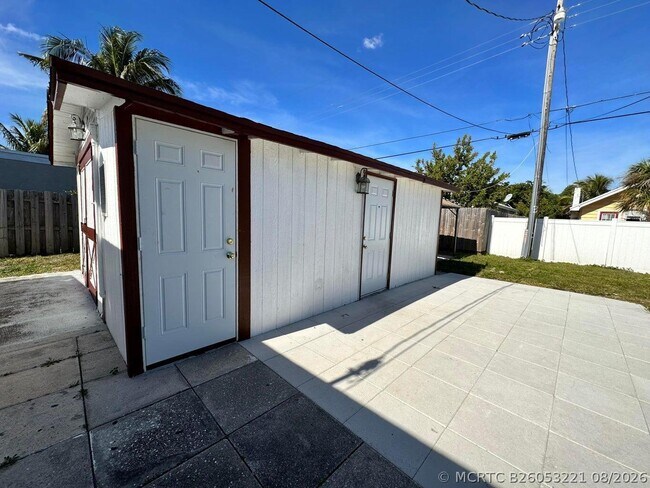 Building Photo - 613 54th St