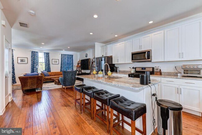 Building Photo - 10 Manchester Dr