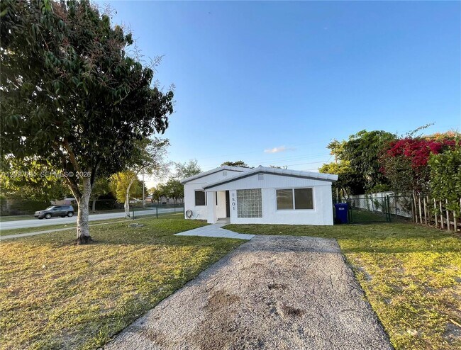 Building Photo - 1501 NE 173rd St